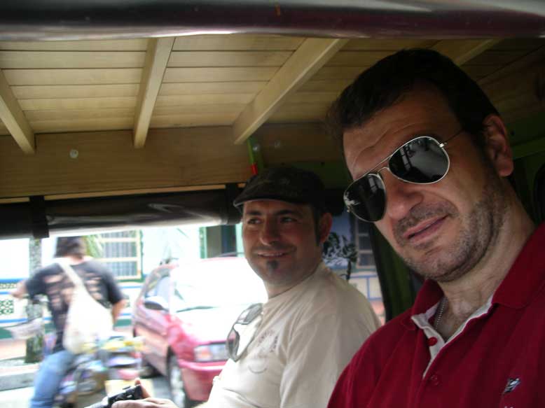 en un chiva de camino al Peñol